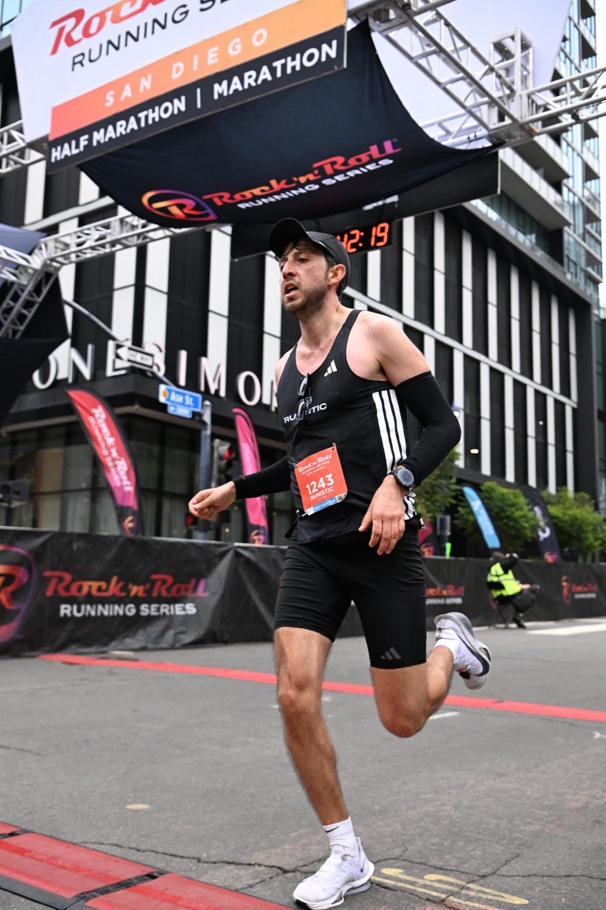 Arturo Mayorga corriendo con uniforme Runistic en el medio maratón de San Diego